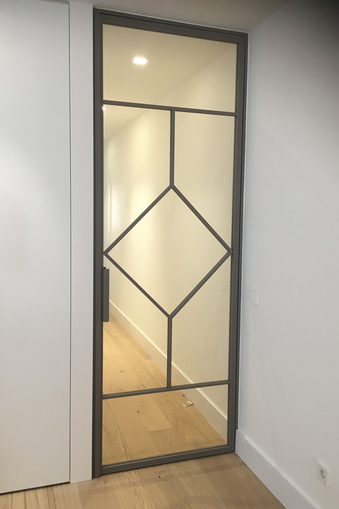 Puerta decorativa añaden funcionalidad y frescura al espacio, iluminado por luz natural.